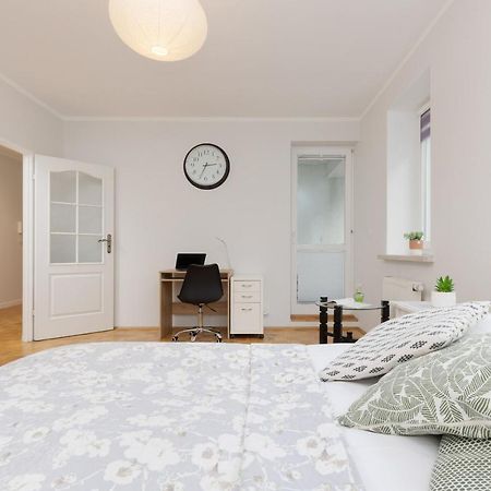 Studio Bielany With Home Office Near Metro Station By Noclegi Renters Varsó Kültér fotó