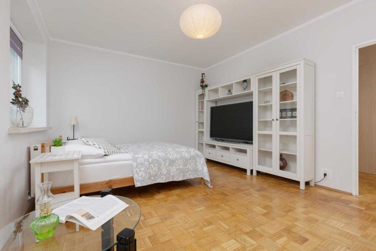 Studio Bielany With Home Office Near Metro Station By Noclegi Renters Varsó Kültér fotó