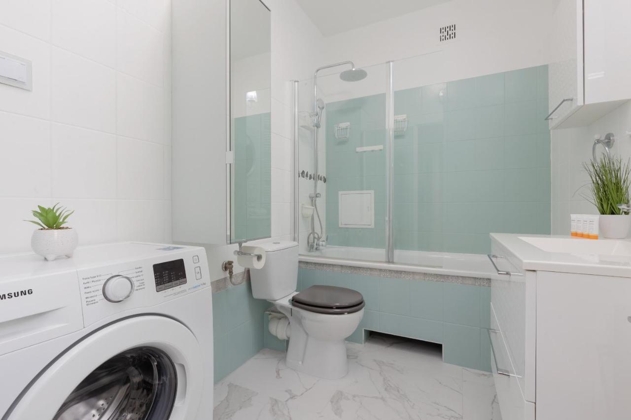 Studio Bielany With Home Office Near Metro Station By Noclegi Renters Varsó Kültér fotó