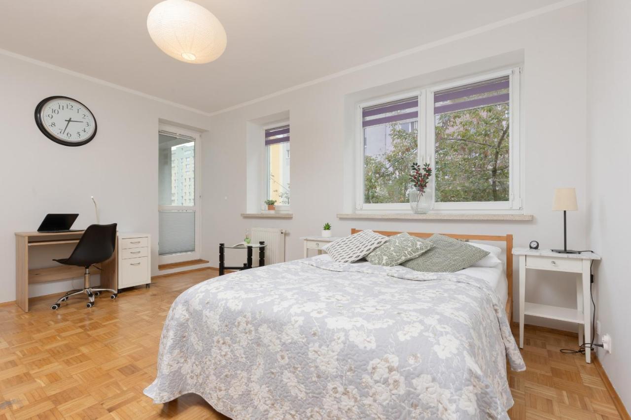 Studio Bielany With Home Office Near Metro Station By Noclegi Renters Varsó Kültér fotó