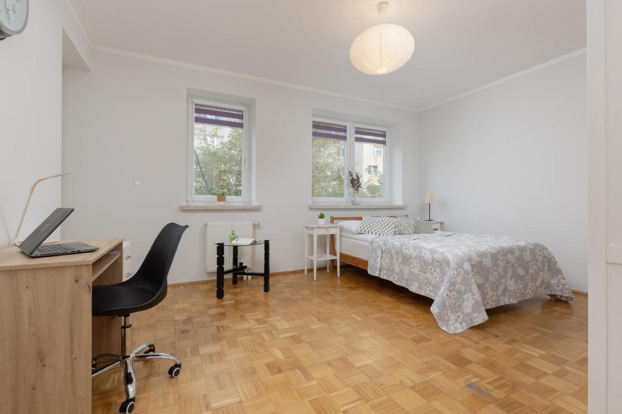 Studio Bielany With Home Office Near Metro Station By Noclegi Renters Varsó Kültér fotó