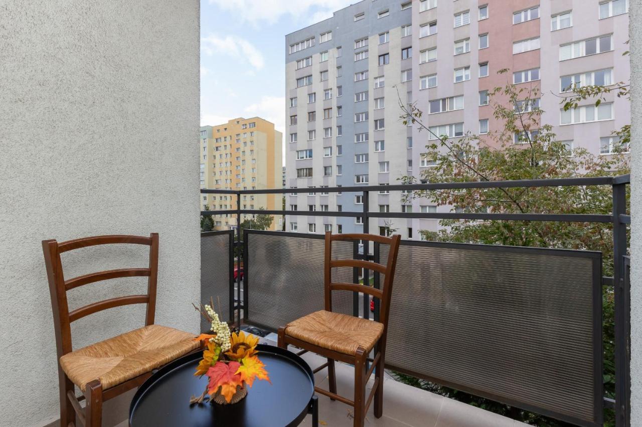 Studio Bielany With Home Office Near Metro Station By Noclegi Renters Varsó Kültér fotó