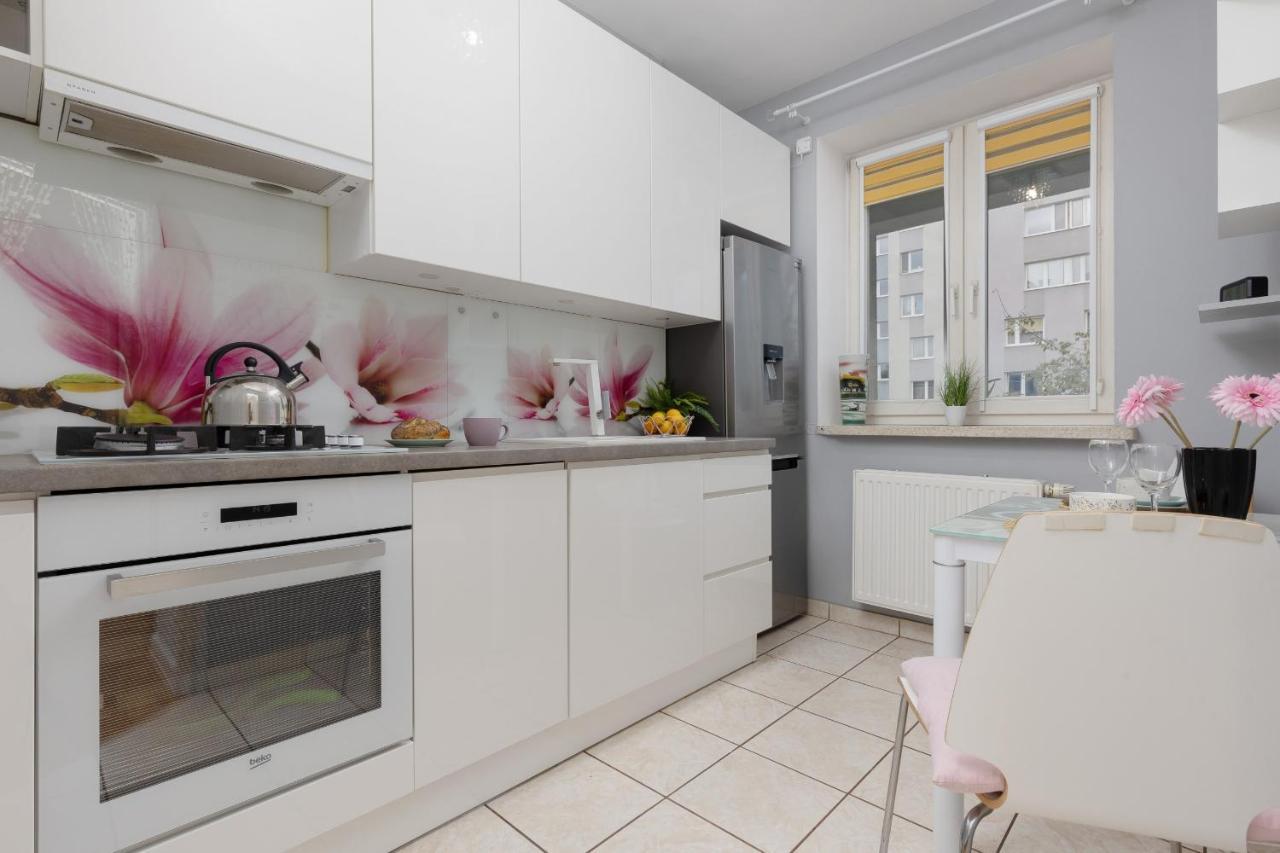 Studio Bielany With Home Office Near Metro Station By Noclegi Renters Varsó Kültér fotó