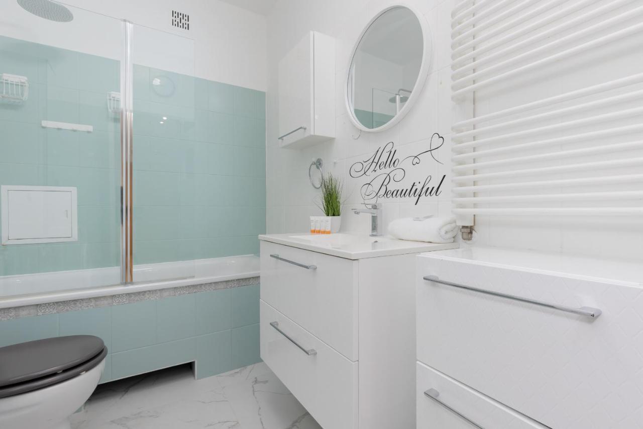 Studio Bielany With Home Office Near Metro Station By Noclegi Renters Varsó Kültér fotó