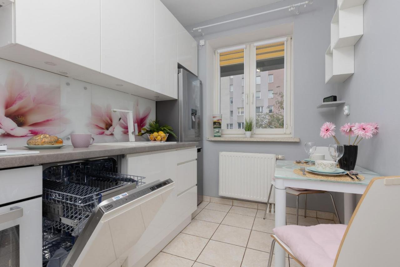 Studio Bielany With Home Office Near Metro Station By Noclegi Renters Varsó Kültér fotó